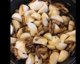 Une image de l'étape 2 de Ragoût de navets et oignons au porc épices et fruits secs.