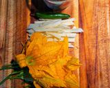 Foto del paso 1 de la receta: Quesadillas de Flor De Calabaza