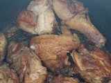 Pollo frito en salsa roja