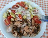 Foto del paso 2 de la receta: Cubitos de pollo con ensalada de palta, cebolla y tomates 💕