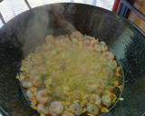 Foto del paso 5 de la receta: Espaguetis negros y blancos con gambas