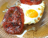 Foto del paso 7 de la receta: Huevos al plato con tomate y cebolla