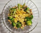 Foto del paso 3 de la receta: ✨🥗Bowl Tibio de Garbanzos y Brócoli con Huevo Dorado a la Cúrcuma y Tomates Cherry Frescos🥗✨