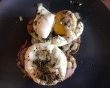 Foto del paso 10 de la receta: Huevos Touché! Tosta de huevos poché, sobre ajo puerro y cebolla morada