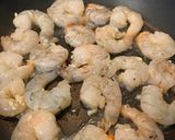 Hình bước làm 2 của món Mì Ý Tôm Cay - Spicy Prawns Aglio e Olio Tagliolini