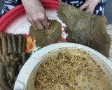 صورة لخطوة 1 من وصفة (يبرق)ورق عنب باللحم المفروم وفرشة تحته لحم بعظمه