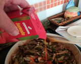 Foto del paso 4 de la receta: Verduras salteadas en salsa con pechuga de pollo