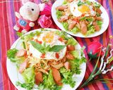 Hình bước làm 5 của món Mì gói xào xúc xích và trứng ốp la