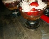 صورة لخطوة 2 من وصفة تحلية بالكريم شانتيه والفراولة 🍓
