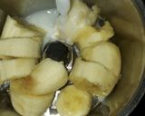 A picture of step 2 of Plain Banana shake.