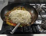 Foto del paso 5 de la receta: Fideos de arroz con vegetales al wok