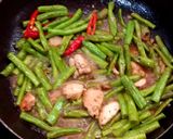 รูปขั้นตอนการทำที่ 5 ของ ถั่วฝักยาวผกะปิใส่ไก่