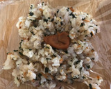 Foto del paso 3 de la receta: Onigiri con furikake y umeboshi