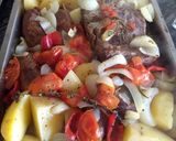 Foto del paso 3 de la receta: Tapa de asado al horno con chorizos, papas y verduras