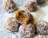 A picture of step 4 of Healthy Dates and Nut Balls.