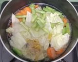 Foto langkah ke 2 dari resep Sop Kilat Sayur Telur.