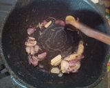 Foto langkah ke 2 dari resep Ayam Tumis Daun Kemangi.
