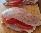 Foto del paso 1 de la receta: Pollo relleno de tomate 🍅y queso🧀 envuelto en jamón serrano