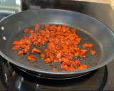 Foto del paso 2 de la receta: Garbanzos salteados con chorizo y albahaca