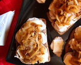 Foto del paso 4 de la receta: Tostas de solomillo de pavo, brie y cebolla y manzana caramelizadas