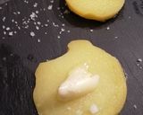 Une image de l'étape 2 de Toasts de pommes de terre au beurre et à la fleur de sel.