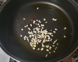 Foto del paso 2 de la receta: Tallarines con gambas, ajo y parmesano de limón