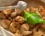 Foto langkah ke 3 dari resep Tumis Udang Saos Inggris.