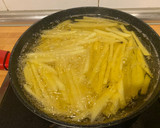 Foto del paso 1 de la receta: Huevos rotos con gulas