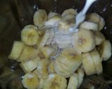 A picture of step 2 of Apple And Banana Smoothie.