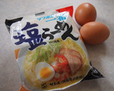 A picture of step 1 of Omelette with Salt-Flavored Fried Noodles Using Instant Ramen.