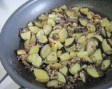 A picture of step 4 of Eggplant and Ground Meat Butter-Ponzu Flavored Pasta.