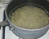 A picture of step 1 of Garlic and Cherry Tomato Pasta.