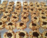 Foto langkah ke 6 dari resep Crunchy Peanut Thumbprint Cookies.