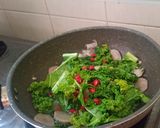 Foto langkah ke 4 dari resep Tumis Kale Bakso.