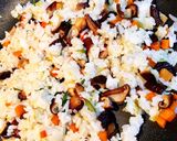 Hình bước làm 2 của món Cơm Chiên Nấm Chay🍄🥕