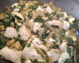 Foto del paso 4 de la receta: Pollo con setas y espinacas