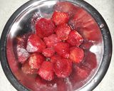 Foto del paso 1 de la receta: Licuado frío de frutilla con leche
