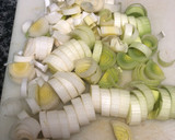 Foto del paso 1 de la receta: 10. Porrusalda con bacalao (principal sopa)