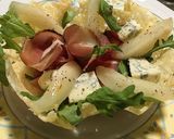 Foto del passaggio 6 della ricetta Cialde di Parmigiano con pere al vino bianco, gorgonzola e speck