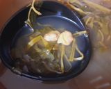 Hình bước làm 2 của món Canh rau muống nấu nghêu chua cay