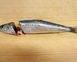 A picture of step 2 of No Fishy Smell! Soft All the Way to the Bones! Sardines Simmered in Umeboshi and Ginger.