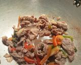 Foto langkah ke 2 dari resep Tumis Daging Paprika.