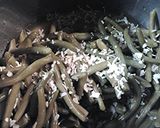 A picture of step 3 of Uncut green beans.