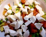 Foto del paso 3 de la receta Ensalada de aguacate con tomate y queso fresco