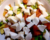 Foto del paso 3 de la receta: Ensalada de aguacate con tomate y queso fresco