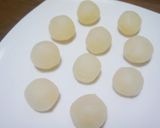 A picture of step 2 of Easy Strawberry Daifuku Made in a Microwave.