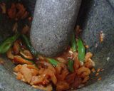 A picture of step 4 of Som Tum (Thai Green Papaya Salad).