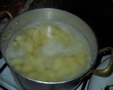Foto del paso 3 de la receta: Bife a la chapa, huevo, puré de papa con espinaca