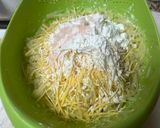 Foto langkah ke 2 dari resep Crispy cheesy Hash browns.