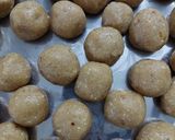 तिल गुड़ और मावे के लड्डू (til gur aur mewe ke ladoo recipe in Hindi) रेसिपी चरण 4 फोटो